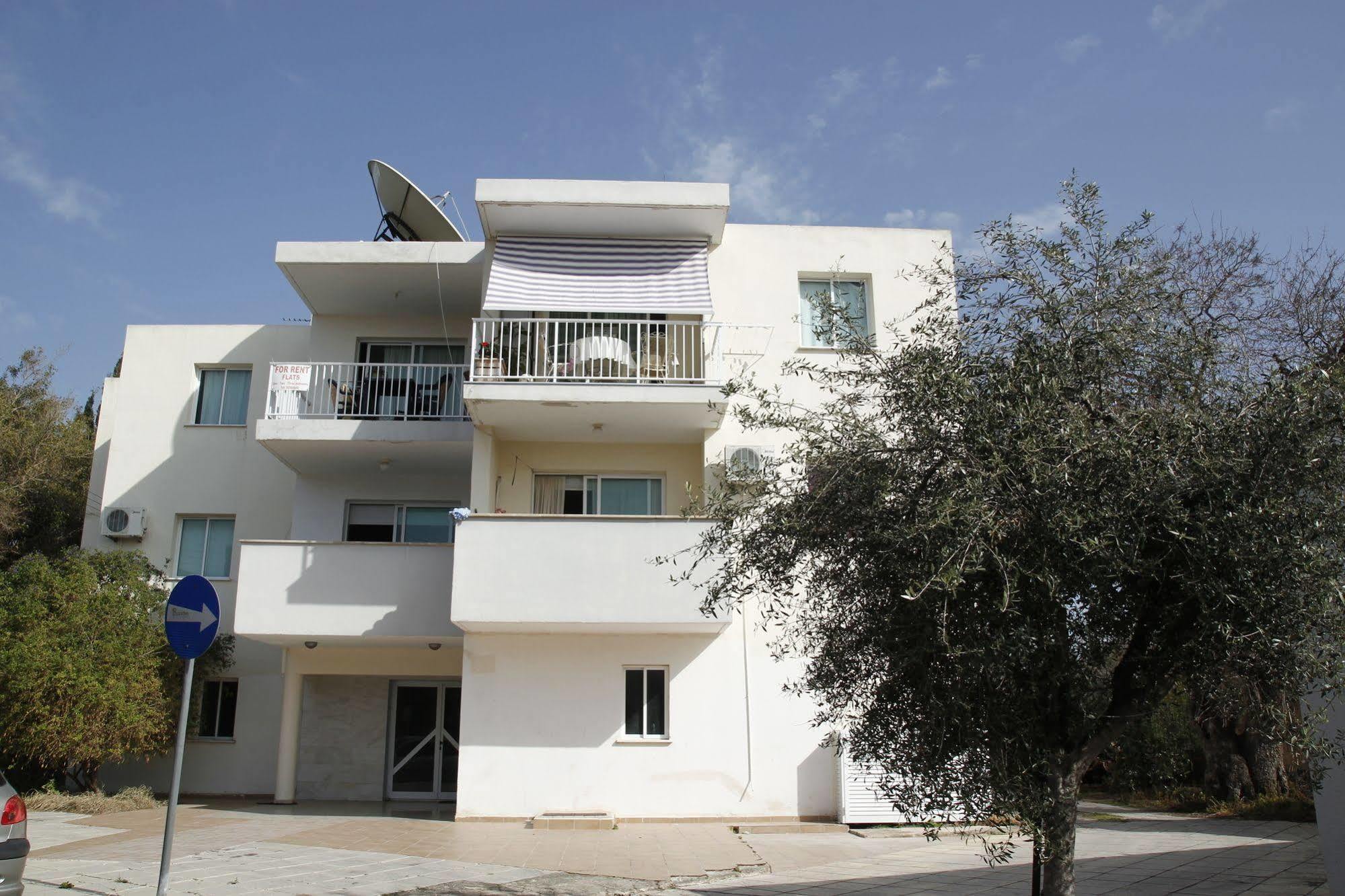 Faneromeni Court Apartment Пафос Екстериор снимка