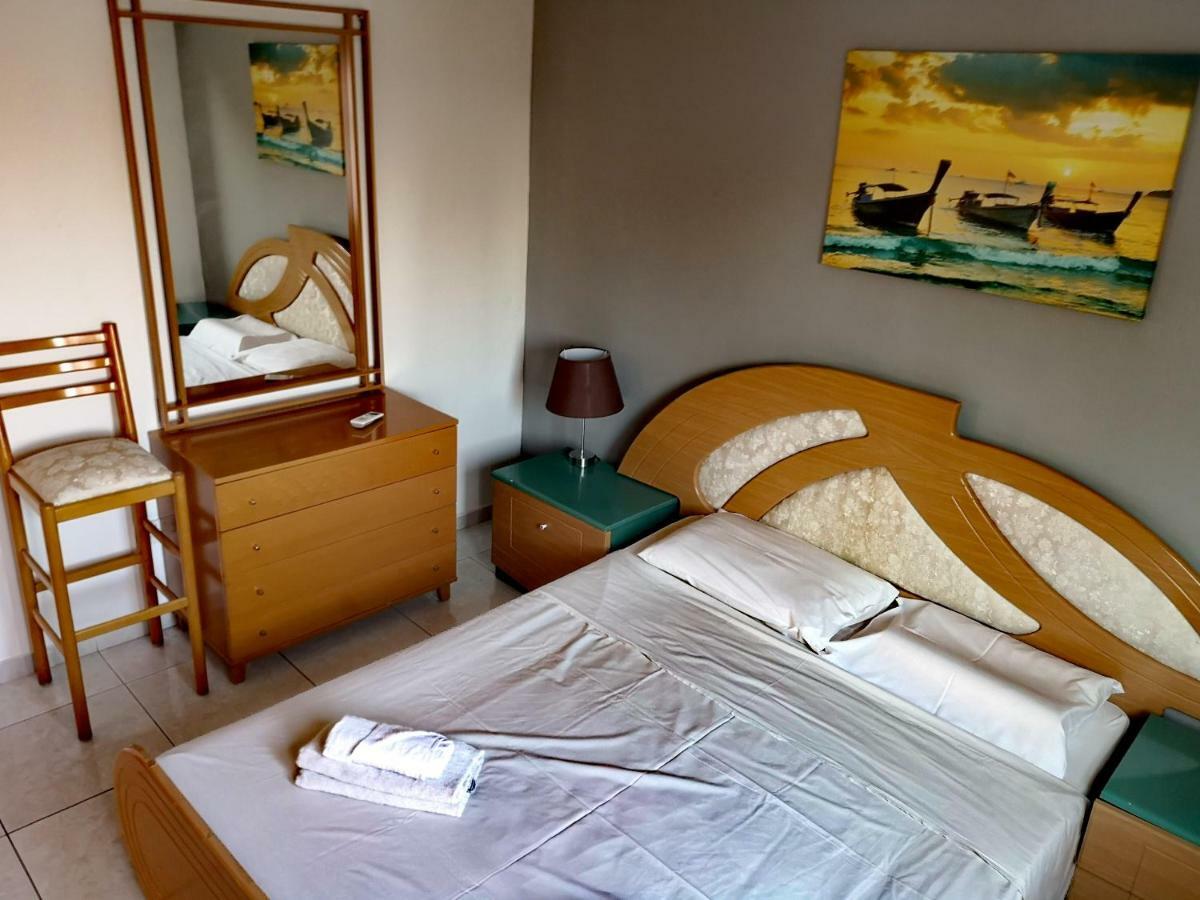 Faneromeni Court Apartment Пафос Екстериор снимка