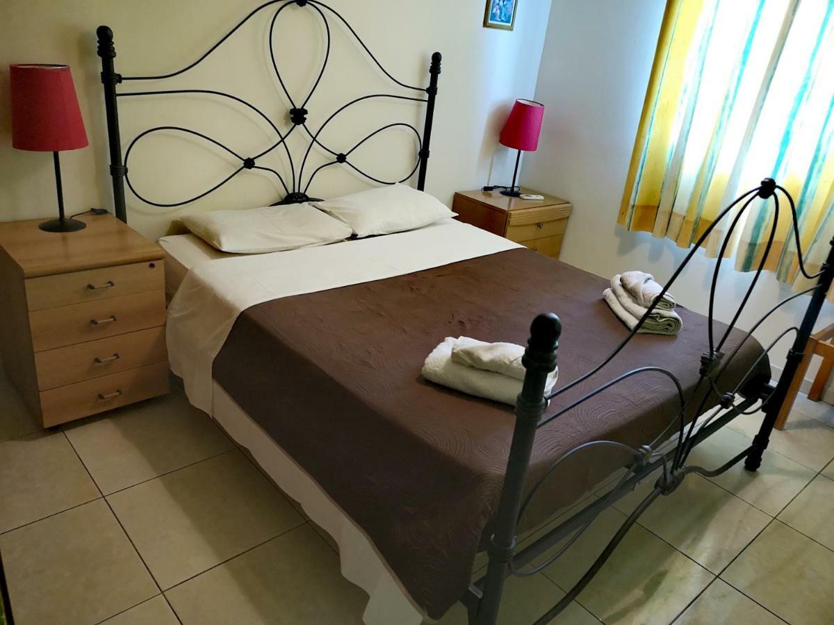 Faneromeni Court Apartment Пафос Екстериор снимка